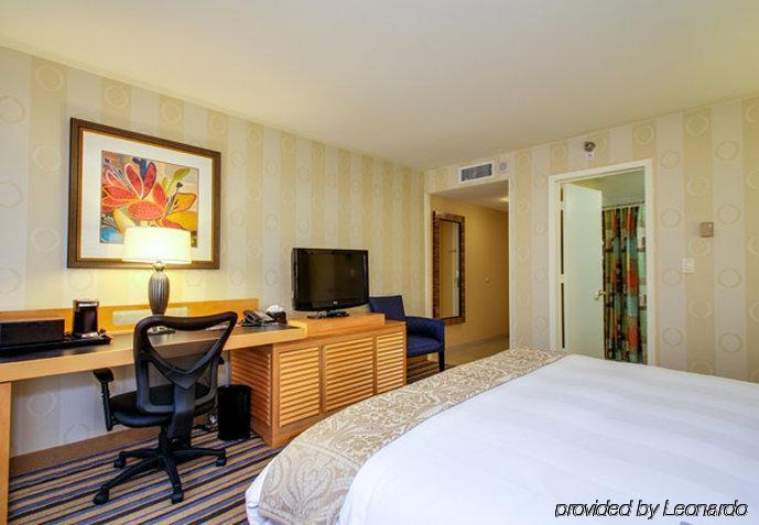 Renaissance Des Moines Savery Hotel Room photo